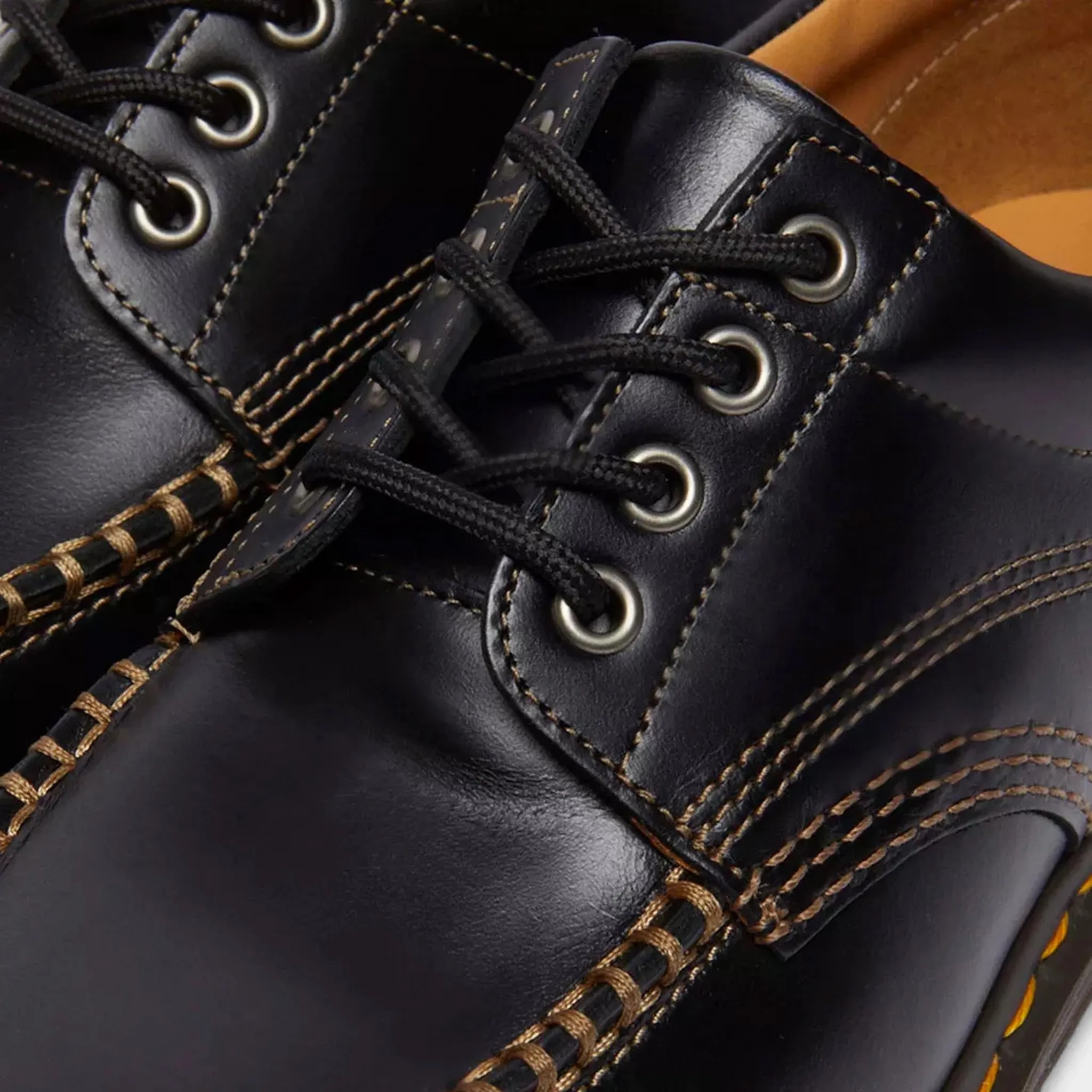 Dr. Martens Lowell Analine / Black